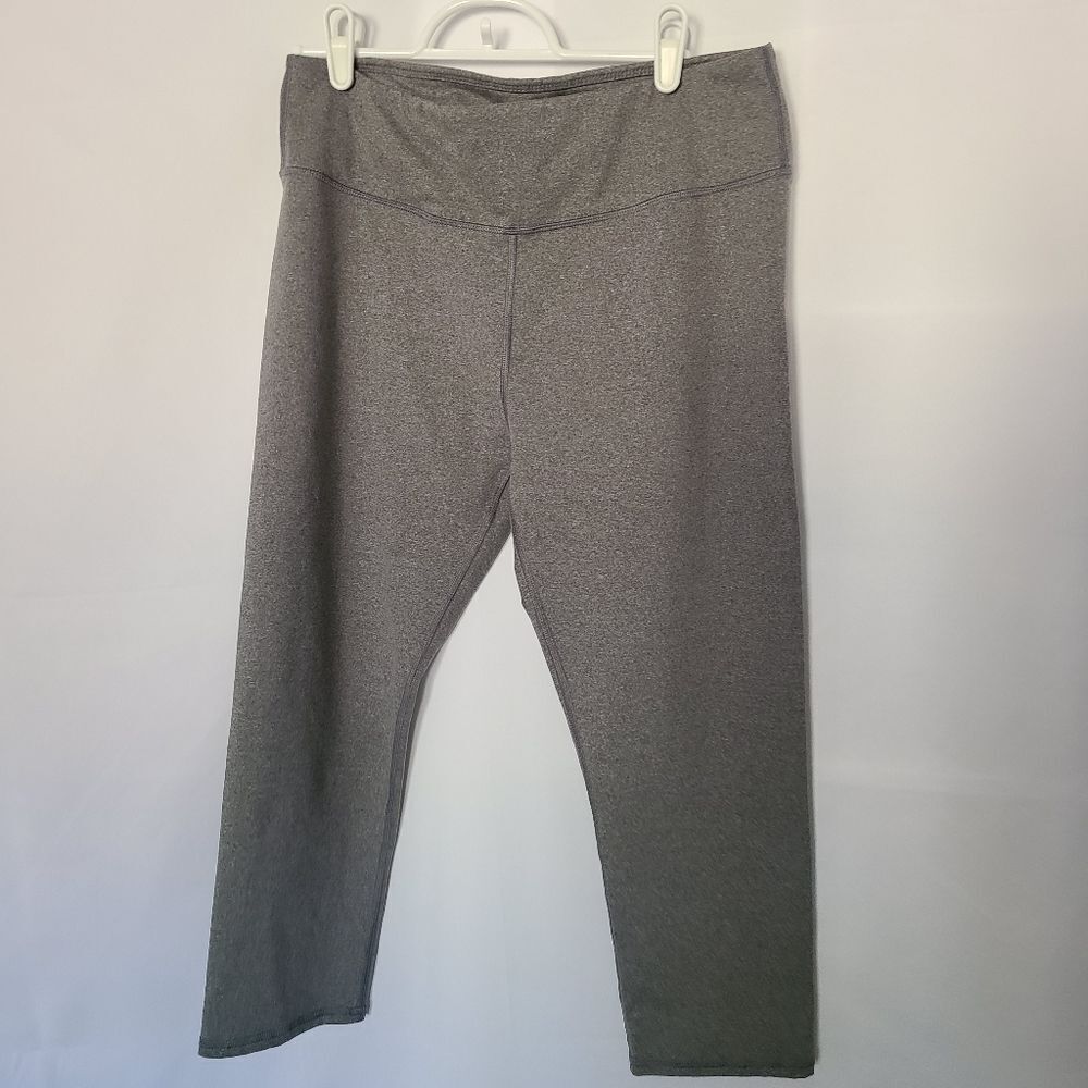Fabletics gray capri length leggings size large‎